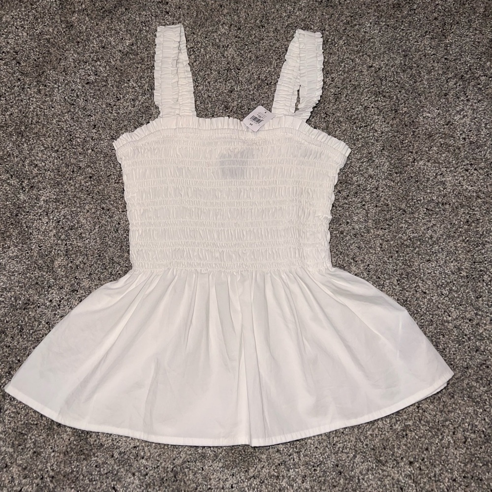 Gap white top. NWT. Size XS.